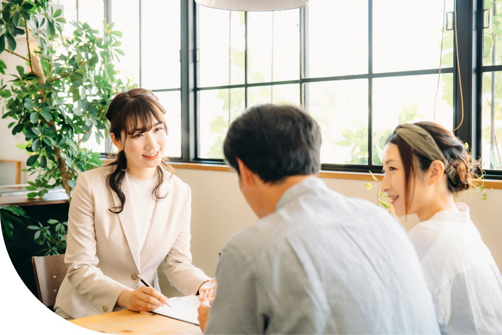 保険の相談をする夫婦と社員の画像