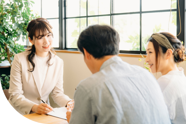 保険の相談をする夫婦と社員の画像